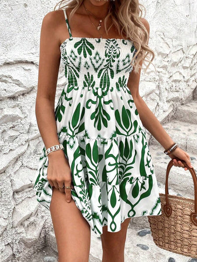 ÉLIANE – Kort sommarklänning med smockad byst & subtilt plantmönster