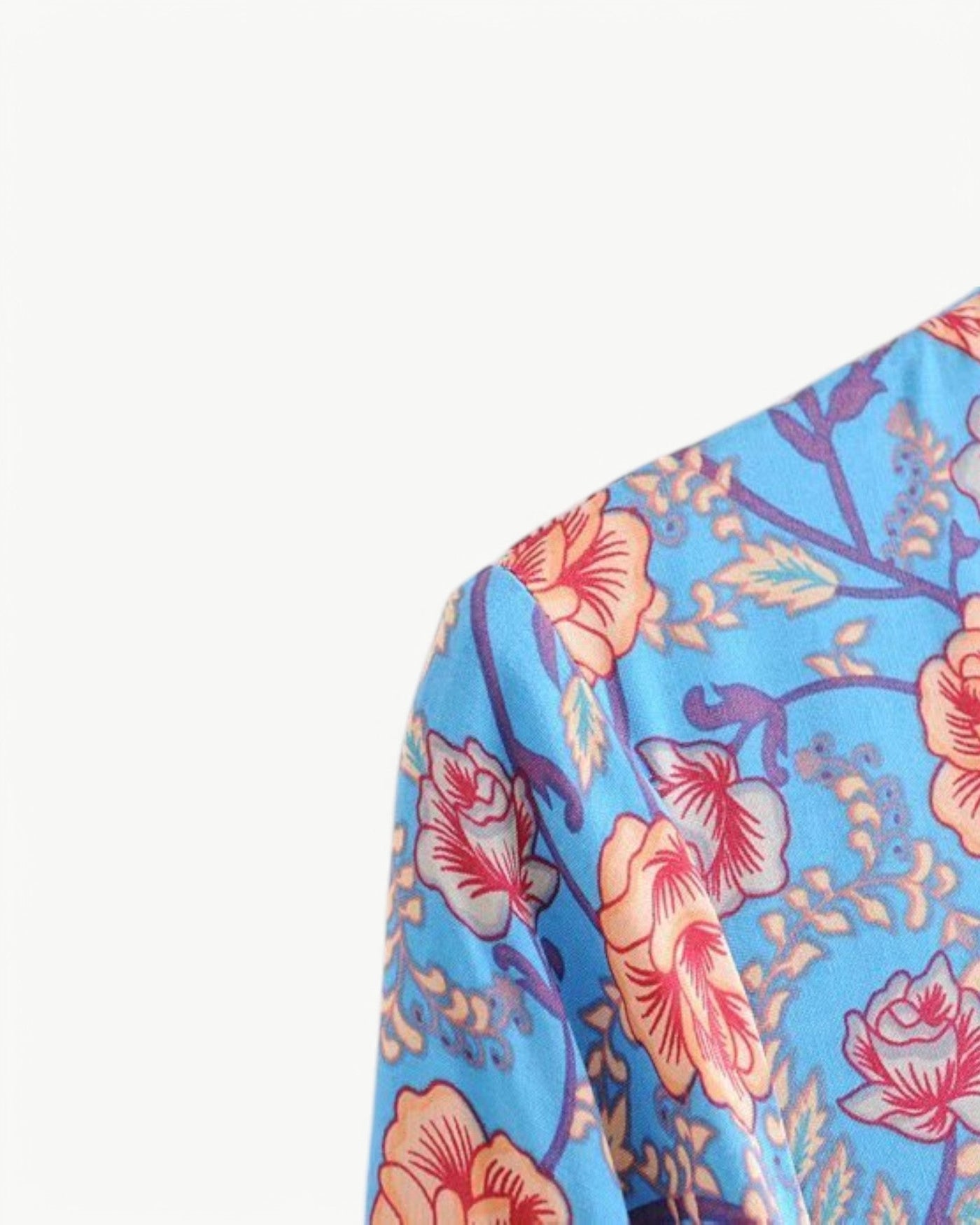 SÉRENE – Långklänning med V-ringning och blommönster – Omlottmodell med midjeband