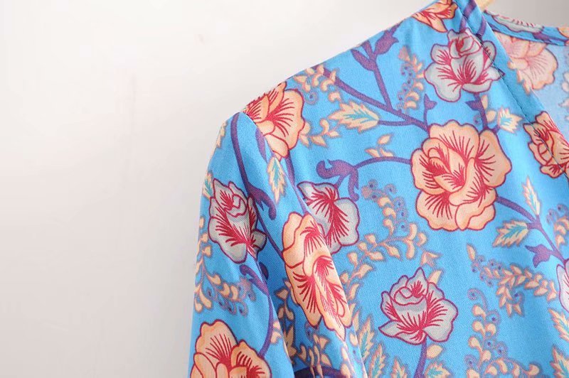 SÉRENE – Långklänning med V-ringning och blommönster – Omlottmodell med midjeband