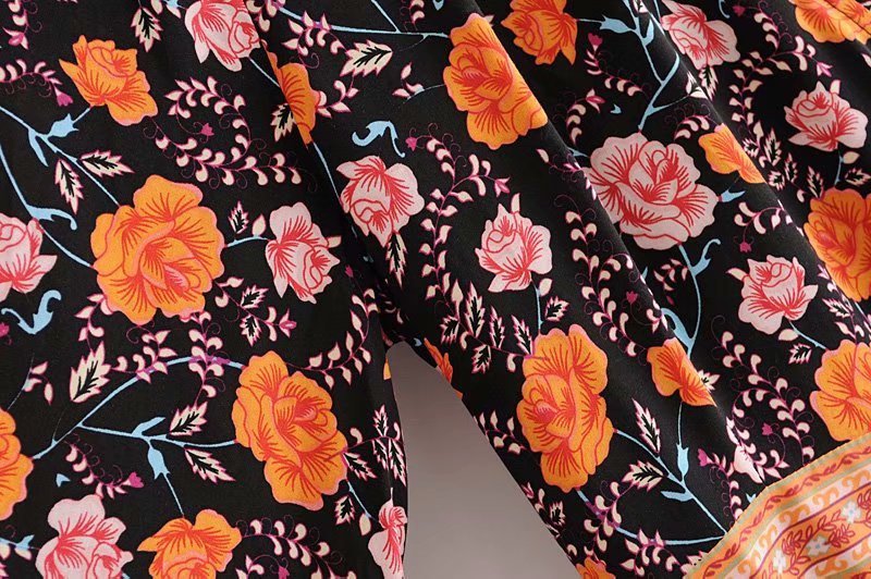 SÉRENE – Långklänning med V-ringning och blommönster – Omlottmodell med midjeband