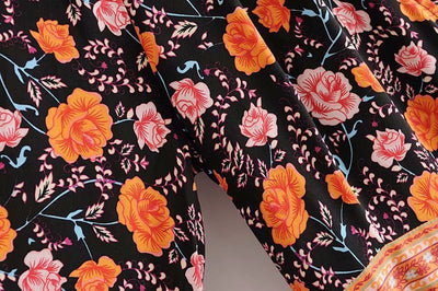 SÉRENE – Långklänning med V-ringning och blommönster – Omlottmodell med midjeband