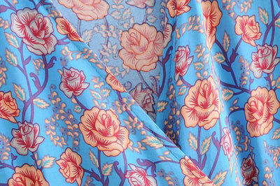 SÉRENE – Långklänning med V-ringning och blommönster – Omlottmodell med midjeband