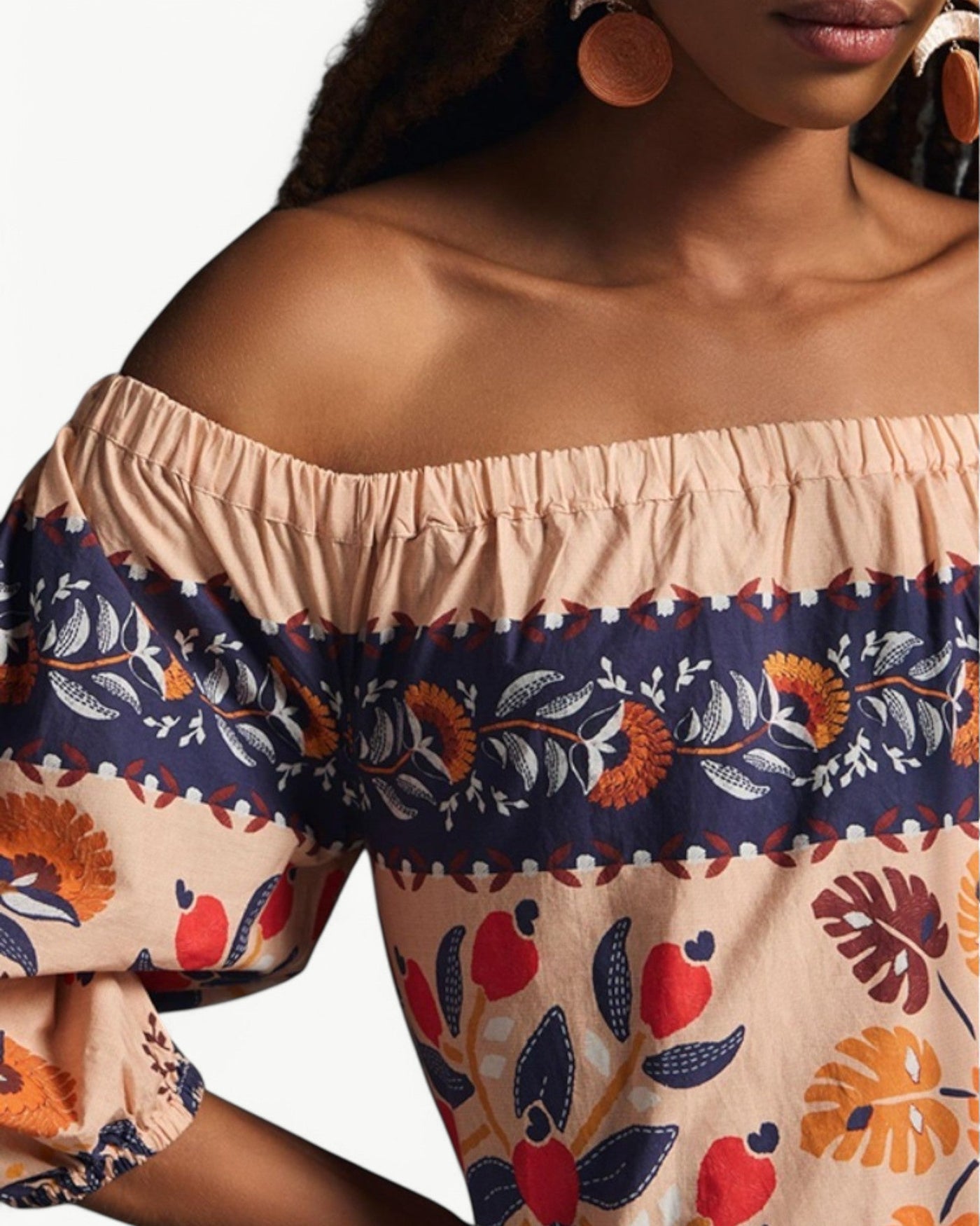 ZÉLIE – Lång off shoulder-klänning med fickor | Blommig och somrig