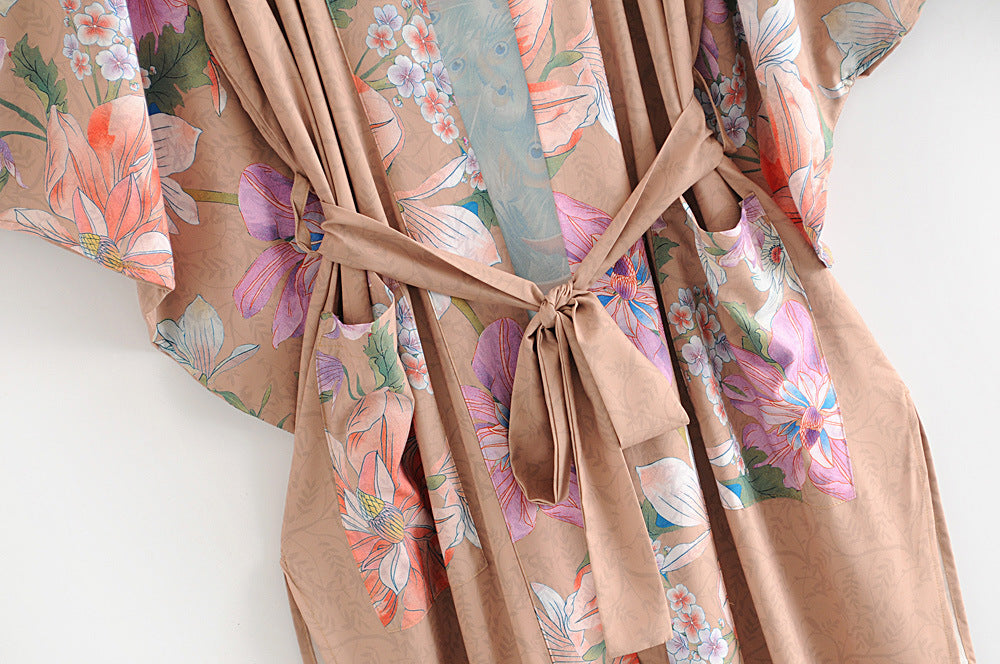 JOLIE – Lång kimono med blommor & påfågelmönster | Elegant & luftig
