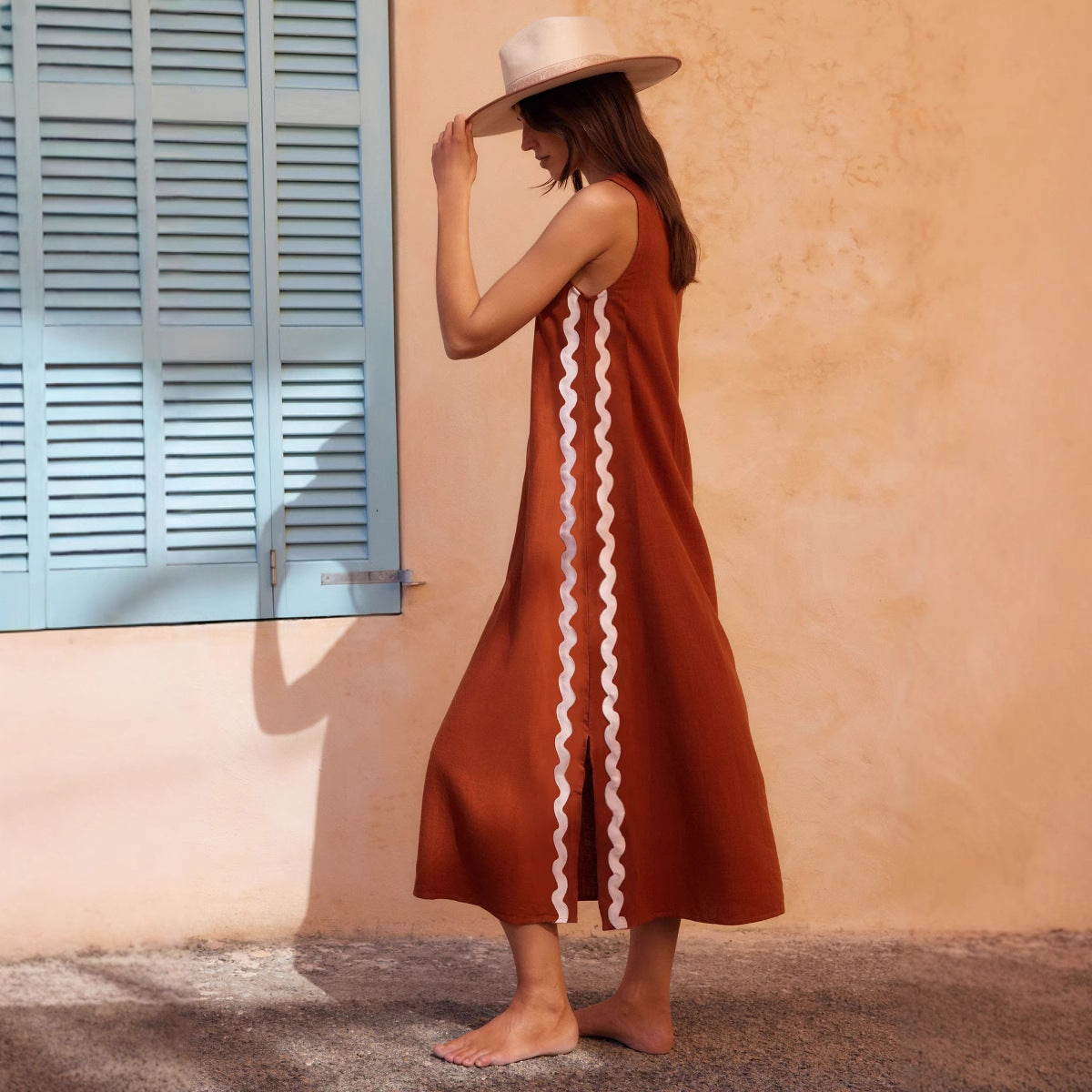 FRANCINE – Ärmlös klänning med rund hals & slits | Stilren & minimalistisk